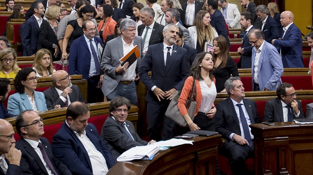 Perşembe günü Katalonya yerel parlamentosunda 72 "evet", 11 "çekimser" ve 1 "hayır" oyuyla kabul edilen referandum yasası, yaklaşık 12 saat süren ve sık sık ara verilen tarihi bir genel oturumu gerçekleştirdi. 