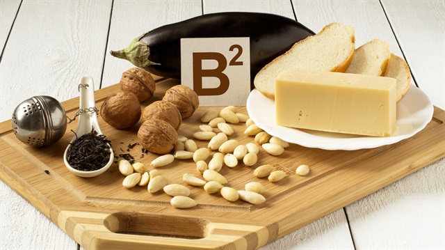  B2 vitamini et, süt, yumurta, yeşil yapraklı sebzeler ve kuru baklagillerde bol miktarda bulunmaktadır.