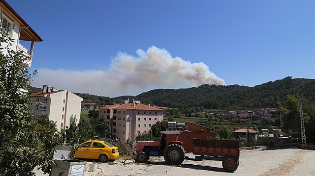 Suriye'de Türkmendağı'nda başlayan ve etkisini arttıran yangın, Türkiye sınırına bir kilometre kadar yaklaştı.