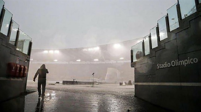 Yoğun yağışın sürdüğü İtalya'da, Roma Valisi ise maçın başka bir güne ertelenmesini talep etti.