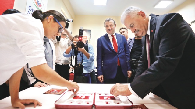 Başbakan Yıldırım, Gençlik ve Spor Bakanı Osman Aşkın Bak eşliğinde açılışı yapılan Yasin Börü Kültür Merkezi'ni gezerek, geleneksel oyunlar hakkında bilgi aldı.