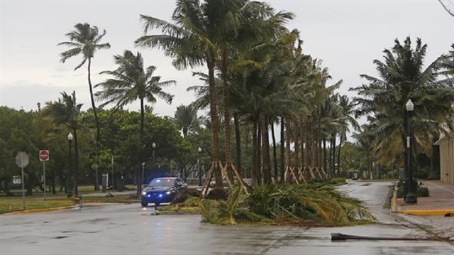 ABD'de günlerdir beklenen Irma Kasırgası Florida'yı etkisi altına almaya başladı.