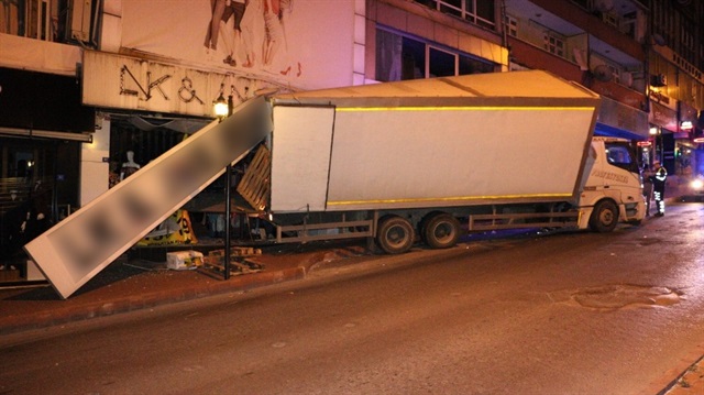 Zonguldak’ın Ereğli ilçesinde park halindeki kamyon freni boşalınca mağazaya girdi. 