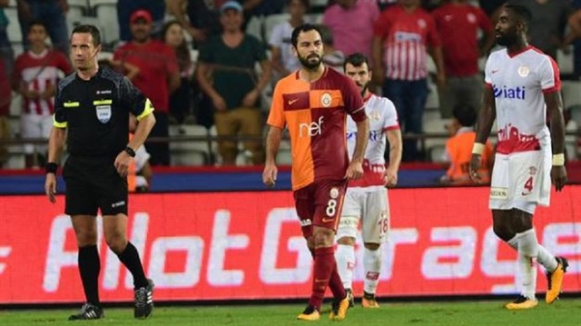 Galatasaraylı Selçuk İnan'ın Antalyaspor maçında oyuna girmesinin ardından kaptanlık pazubandını taktığı görüldü. 
