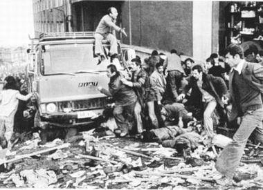 19 Aralık 1979 günü bir sinemanın bombalanması ve biri ağır yedi kişinin yaralanması ile başlayan olaylarda 105 kişi öldü.