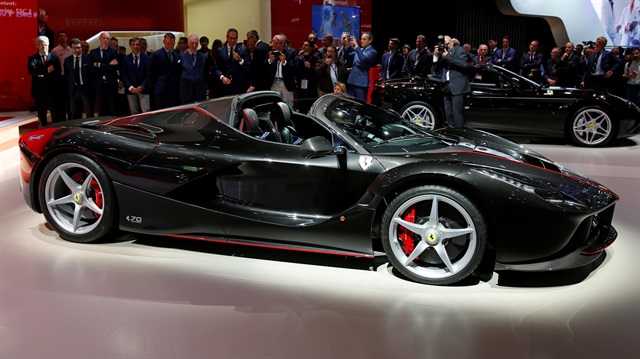 Ferrari'nin LaFerrari Aperta aracı, açık artırmada 10 milyon dolara satıldı.