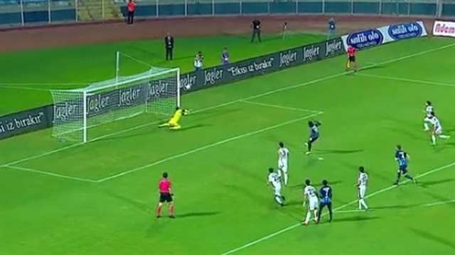 Gaziantepspor kalecisi Adnan Karabulut penaltı kurtardığı maçta 3 gol yemesinin ardından oyundan alındı.