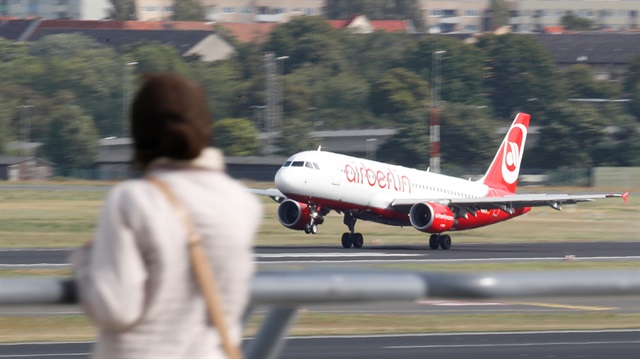 Air Berlin 100 uçuşu iptal etti.