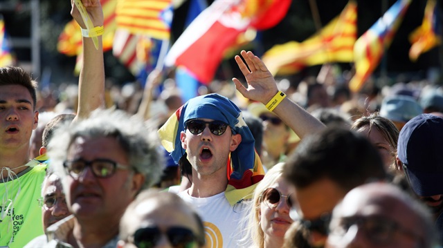 Katalonya'daki bağımsızlık referandumu kararı İspanya'yı karıştırdı.