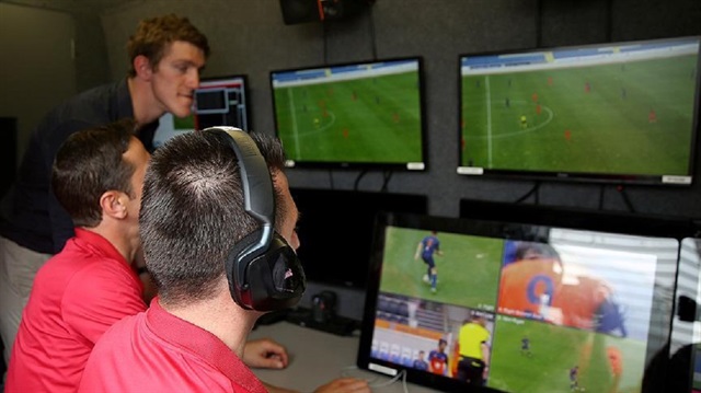 Futbolun teknolojiden faydalanmasını sağlayarak hataların en aza indirilmesini amaçlayan Video Yardımcı Hakem (VAR) sisteminin Türkiye'deki ilk testi gerçekleştirildi.