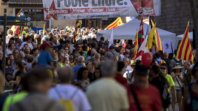 الآلاف يتظاهرون في برشلونة للمطالبة باستقلال كتالونيا