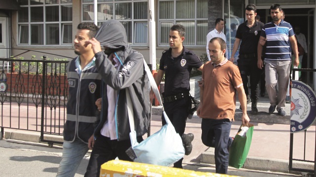 ByLock operasyonları sürüyor. Adana’da dün 11’i kadın 39 kişi gözaltına alınırken, Kahramanmaraş’ta 15, Tokat’ta ise 3 zanlı yakalandı.