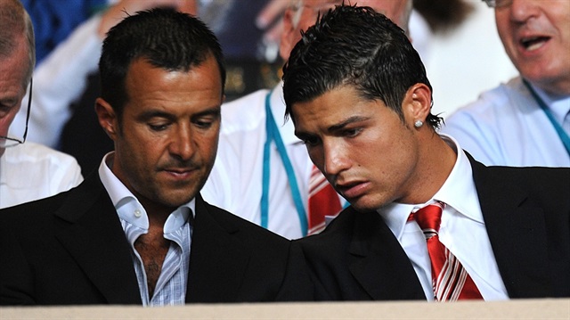 Cristiano Ronaldo'nun menajerliğini üstlenen Jorge Mendes, Fenerbahçeli futbolcu Eljif Elması'ın temsilciğini almak için girişimlerde bulunuyor. 