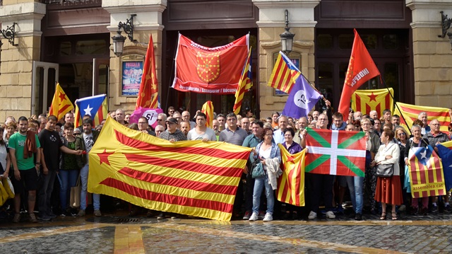 Katalanlar, İspanya'dan ayrılmak için referanduma gitme kararı aldı. 