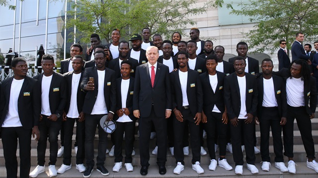 Cumhurbaşkanı Erdoğan ile hatıra fotoğrafı çekildiler. 