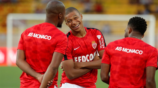 Monaco'nun genç yıldızı Mbappe zorunlu satın alma opsiyonuyla PSG'ye kiralandı.