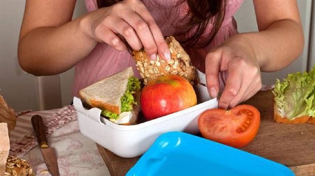 Beslenme çantasına evde hazırlanmış peynirli sandviç, peynirli tost ve yumurta yanında süt veya taze sıkılmış meyve suyu konulabilir.
