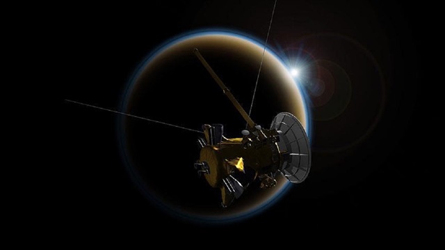 Cassini'nin Titan'la yakınlaşmasıyla Satürn yörüngesindeki hareketinin yavaşladığı ve gezegene doğru alçalmaya başladığı kaydedildi.