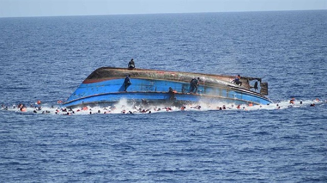 Hindistan'da yolcuları taşıyan tekne alabora oldu.
