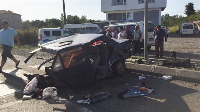 Ordu Yerel Haber: Ordu’nun Ünye ilçesinde otobüsün çarptığı otomobil ikiye bölünürken, kazada 3 kişi yaralandı.