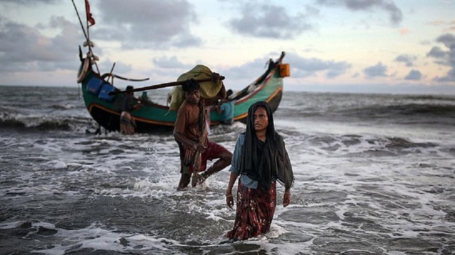 Myanmar ordusunun katliamların kaçan Arakanlı Müslümanlar teknelerle nehirleri geçmeye çalışıyor.