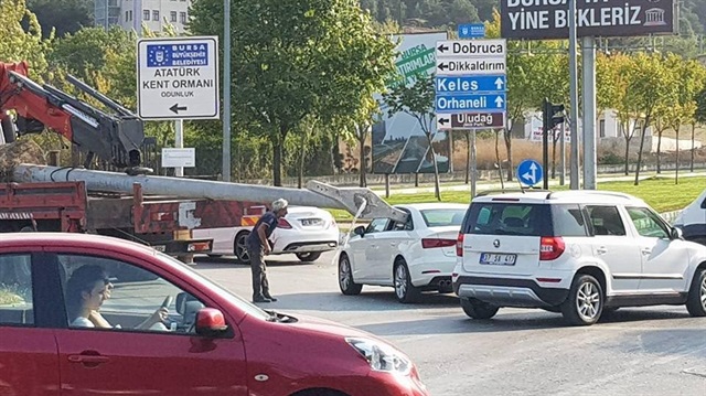 Bursa’nın Osmangazi ilçesinde meydana gelen kazada, elektrik direğinin bulunduğu vinci görmeyen sürücü ölümden döndü.