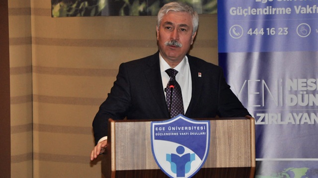 Ege Üniversitesi eski rektörü Cüneyt Hoşcoşkun'un, Erdoğan ile arasında muhabbet oluşması için muska yaptırdığı ortaya çıktı. 