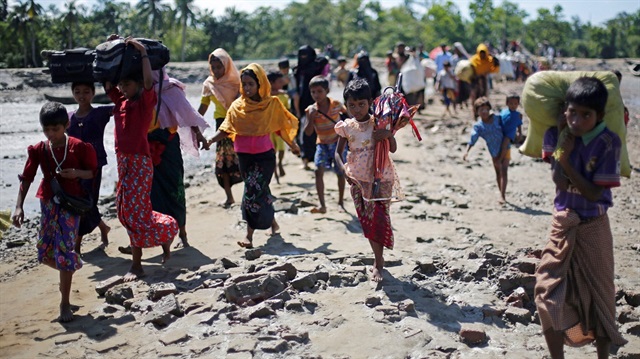 Myanmar ordusunun katliamlarından kaçan yüz binlerce Arakanlı Müslüman, Bangladeş'e sığınmaya çalışıyor.
