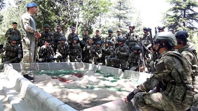 A photo of the training of contracted private soldiers, the “professional” force of counterterrori