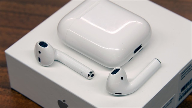 ABD'li teknoloji devi Apple, merakla beklenen yeni nesil bir AirPods yerine kablosuz şarj özelliğine sahip kulaklık şarj kutusu tanıttı.