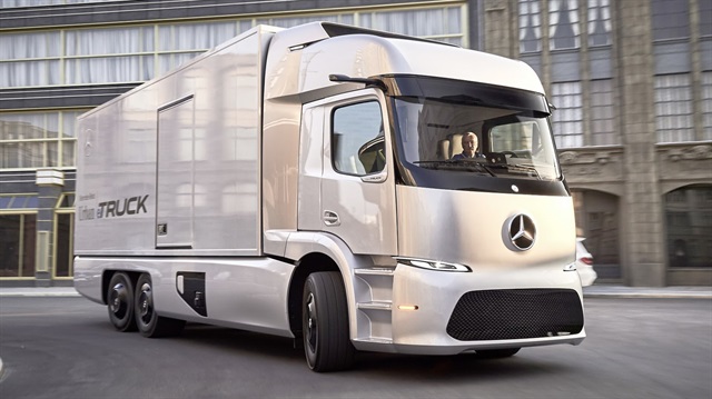 Alman otomotiv şirketi Daimler AG İsrailli nanoteknoloji şirketi StoreDot'a ile ortaklaşa yapacakları yatırım ile kamyon bataryaları 5 dakikada şarj edilebilecek.