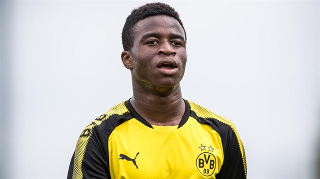 Borussia Dortmund'un Almanya Milli Takımı'na kazandırdığı Youssoufa Moukoko'nın yaşı ülkede tartışmalara neden oldu.