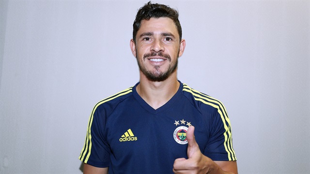 Fenerbahçe'ye imza atarken Brezilya Milli Takımı kadrosuna davet alan Giuliano, Şili ve Bolivya maçları için ise davet edilmedi. 