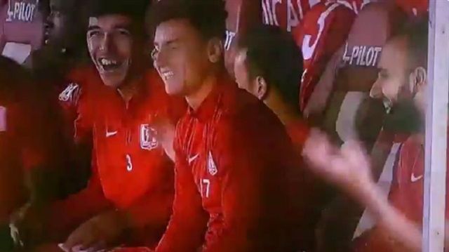 Stat hoparlöründen çalan müzik Balıkesirsporlu futbolcuları güldürdü.