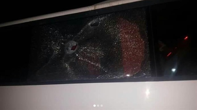 Antalyasporlu taraftarları taşıyan aracın camlarında hasar oluştu.