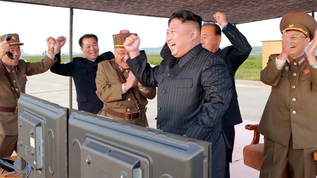 Dünyanın tepkilerine rağmen tarihinin en büyük füze denemesini gerçekleştiren Kuzey Kore lideri Kim Jong Un generalleri ile kutlama yaptı. 