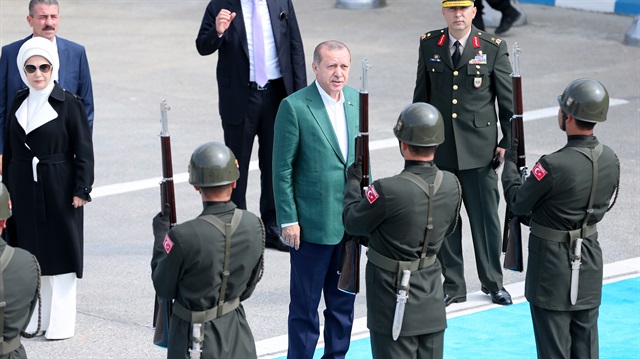 Cumhurbaşkanı Erdoğan, hareket etmeden önce askerleri selamladı.