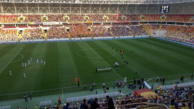 27 bin kişi kapasiteli Yeni Malatya Stadı'nda ilk maçın sonunda maddi hasar oluştu. 