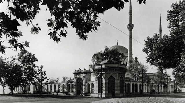 İstanbul'un en güzel camilerinden Dolmabahçe Camii, Abdülmecit'in annesi Bezmi Alem Valide Sultan tarafından yaptırılmış.