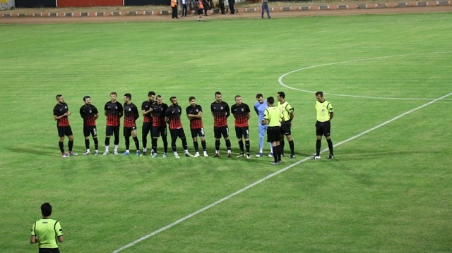 Van Büyükşehir Belediyesporlu futbolcular ve hakemler maç saatine kadar bekledi.