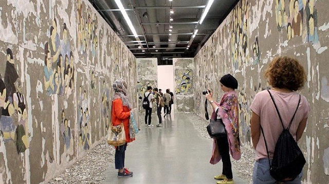 32 ülkeden 55 sanatçının ev, mahalle ve aidiyet kavramlarını tartışmaya açan işlerin sergilendiği İstanbul Bienali, 12 Kasım'a kadar ücretsiz ziyaret edilebilecek.