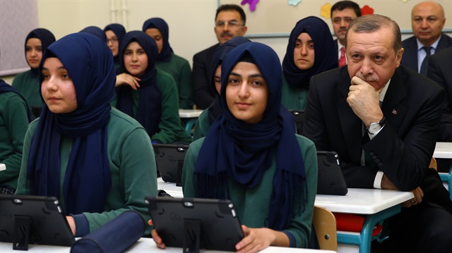 ARŞİV: Cumhurbaşkanı Recep Tayyip Erdoğan'ın 25 Mart 2016'daki Yozgat Anadolu Kız İmam Hatip Lisesi'ne ziyaretinden.