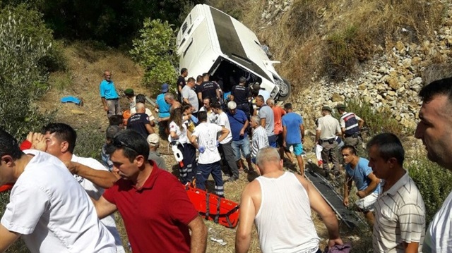 Antalya'da tur otobüsü devrildi. 