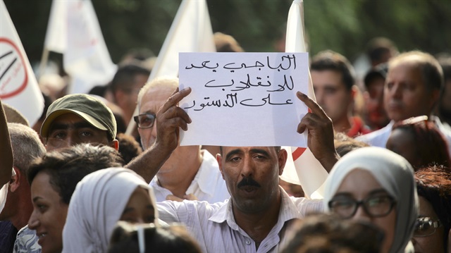 مئات التونسيين يتظاهرون رفضا لقانون "المصالحة الإداريّة"