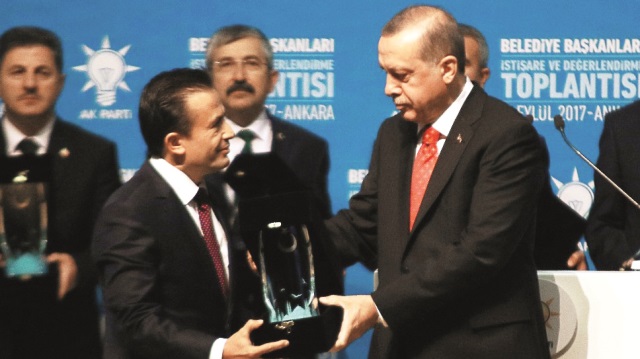 Tuzla Belediye Başkanı Dr. Şadi Yazıcı, ödülünü Ankara’da düzenlenen törende Cumhurbaşkanı Recep Tayyip Erdoğan’ın elinden aldı.