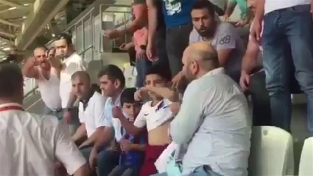 Mücadeleyi Başakşehir tribününden izleyen iki minik Trabzonsporlu taraftarın üzerindeki bordo-mavili formalar, bir güvenlik görevlisinin isteğiyle zorla çıkartılmıştı.