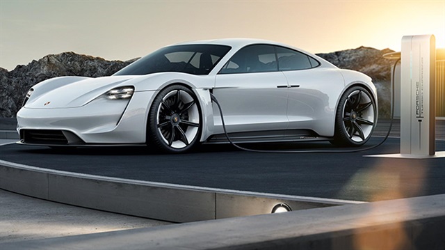 Alman otomotiv devi Porsche, 2019 yılında piyasaya çıkaracağı yüzde yüz elektrikle çalışacak olan aracının tasarımı ve motor gücü ile rakiplerini geride bırakacak.