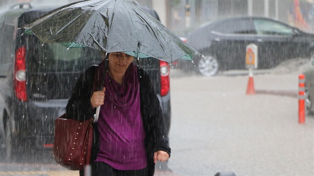 İstanbul'da aşırı sıcaklar yerine yağmura bırakacak.