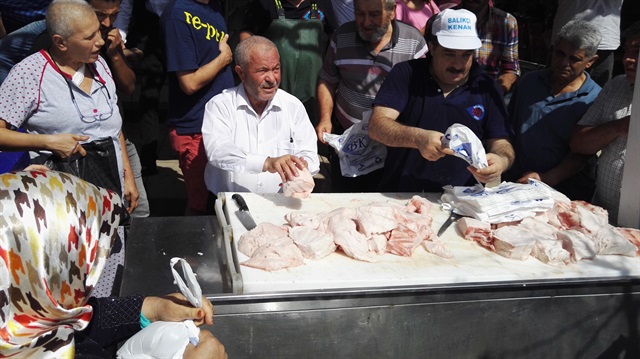 4 metre uzunluğunda 1,2 tonluk balığı eti ücretsiz dağıtıldı. 