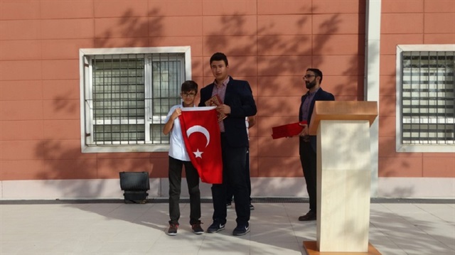 Törende öğrencilerin Kur'an-ı Kerim ve Türk bayrağını  öperek alınlarına sürmesiyle duygusal anlar yaşandı.
